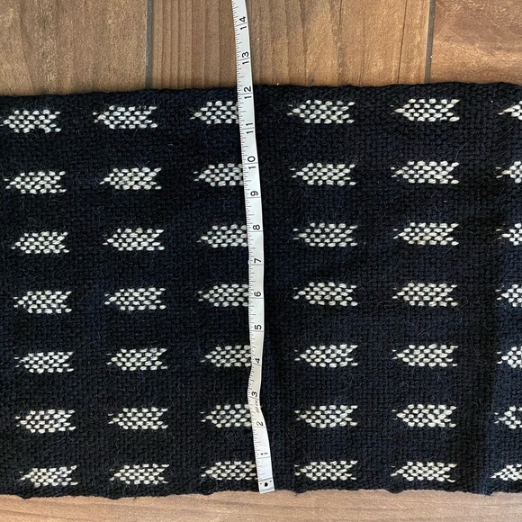 Prima Maglia Women's Pure Virgin Wool Hand Loomed Knit Fringed Scarf - Picture 8 of 8